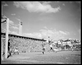 Fotografia "Esporte - futebol - jogo em São Paulo" ([Local n/d] , [Data n/d]) [negativo]. / Fotógrafo(a): [Autoria n/d].  -- ITEM-0009.