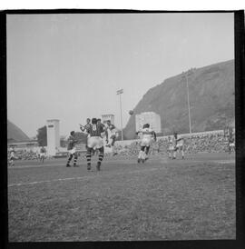 Fotografia "CAMPEONATO CARIOCA DE PROFISSIONAIS DE 1963 (1º TURNO) Jogos - Campeonato Carioca. Flamengo x Madureira (5 x 0) - Vasco x América (2 x 0) e Fluminense x Portuguesa (1 x 1). e Peter Kedzierski, homem voador dos EUA, (Vôo)" ([Local n/d] , 1963) [negativo]. / Fotógrafo(a): Equipe.  -- ITEM-0146.