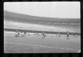 Fotografia "FUTEBOL = 'CAMPEONATO CARIOCA DE PROFISSIONAIS' Jogo Flamengo x Botafogo (3 x 1), America x Portuguesa (2 x 1), Madureira x Bangu (1 x 2), C. Grande x S. Cristovão (1 x 0) e C. Rio x Olaria (1 x 7), Reportagem de Esporte" ([Local n/d] , 1963) [negativo]. / Fotógrafo(a): Equipe.  -- ITEM-0184.