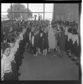 Fotografia "Coral de crianças alemãs. ('Coral de Bockeburg') em desembarque no Galeão" ([Local n/d] , 1963) [negativo]. / Fotógrafo(a): Méra.  -- ITEM-0007.