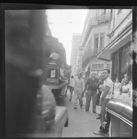 Fotografia "TRÂNSITO = BONDES = TRANSPORTES" ([Local n/d] , 1961) [negativo]. / Fotógrafo(a): Méra.  -- ITEM-0002.
