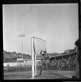 Fotografia "FUTEBOL = 'CAMPEONATO CARIOCA DE PROFISSIONAIS' Jogo Flamengo x Botafogo (3 x 1), America x Portuguesa (2 x 1), Madureira x Bangu (1 x 2), C. Grande x S. Cristovão (1 x 0) e C. Rio x Olaria (1 x 7), Reportagem de Esporte" ([Local n/d] , 1963) [negativo]. / Fotógrafo(a): Equipe.  -- ITEM-0303.