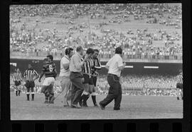 Fotografia "FUTEBOL = 'CAMPEONATO CARIOCA DE PROFISSIONAIS' Jogo Flamengo x Botafogo (3 x 1), America x Portuguesa (2 x 1), Madureira x Bangu (1 x 2), C. Grande x S. Cristovão (1 x 0) e C. Rio x Olaria (1 x 7), Reportagem de Esporte" ([Local n/d] , 1963) [negativo]. / Fotógrafo(a): Equipe.  -- ITEM-0010.