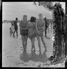 Fotografia "Praias - Rio de Janeiro (Praia do Leme), Reportagem Geral" ([Local n/d] , [Data n/d]) [negativo]. / Fotógrafo(a): Jean Manzon.  -- ITEM-0050.