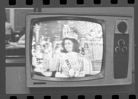 Fotografia "MISS UNIVERSO DE 1963' Miss Brasil na T.V. nos EE.UU. (Reportagem com desfilie [desfile] do Concurso de 'Miss' Universo 1963, com eleição da Brasileira Srta. Iêda Maria Vargas) (Reportagem pela televisão)" ([Local n/d] , 1963) [negativo]. / Fotógrafo(a): Veneziano.  -- ITEM-0006.