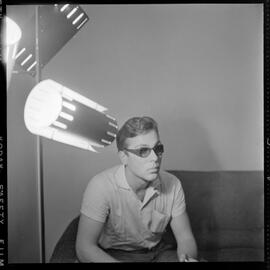 Fotografia "Entrevista com Ronaldo Castro (Caso Aída Curi), [Reportagem?] com Fraga e Ronaldo na redação (Veneziano)" ([Local n/d] , [Data n/d]) [negativo]. / Fotógrafo(a): Odyr e A. Veneziano.  -- ITEM-0014.