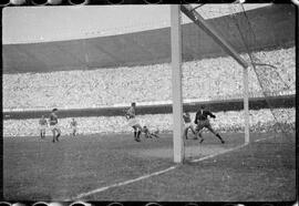 Fotografia "Futebol - R.J. (Copa Rio - 1951) (Maracanã) Juventus 2 (Itália) x Palmeiras 2 (Brasil), Repórter: Equipe, Seção: Esportes" ([Local n/d] , 1951) [negativo]. / Fotógrafo(a): Equipe.  -- ITEM-0009.