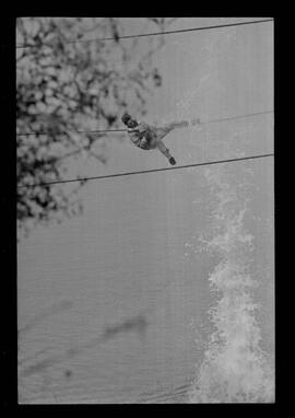 Fotografia "Manobras em Ribeirão das Lages (Paraquedistas: Sobrevivência na Selva operação); 'PARAQUEDISTAS' PARAQUEDISTAS em manobra em Ribeirão das Lages" ([Local n/d] , 1963) [negativo]. / Fotógrafo(a): Méra; Caban.  -- ITEM-0042.