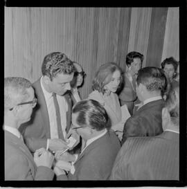 Fotografia "Brasília - Caso Hélio Fernandes, julgamento pró habe corpus [habeas corpus] em Brasília e encontro com sua esposa Sra. Rosinha Fernandes)" ([Local n/d] , 1963) [negativo]. / Fotógrafo(a): Nevilles.  -- ITEM-0003.