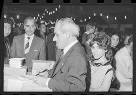 Fotografia "FESTIVAL BRASILEIRO DE ESCRITORES' FESTIVAL DE ESCRITTORES [ESCRITORES] (Preparativos) Com a presença do escritor Viriato Corrêa)" ([Local n/d] , 1963) [negativo]. / Fotógrafo(a): Pedro; Venê.  -- ITEM-0008.