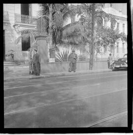 Fotografia "Helio Fernandes na P.E. (Chegada dos advogados, Prado Keli e Prudente de Morais Neto e o presidente do inquérito militar o Gal. Crisanto Figueiredo de Miranda" ([Local n/d] , 1963) [negativo]. / Fotógrafo(a): Rodolfo.  -- ITEM-0002.