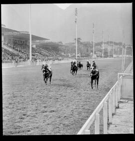 Fotografia "2 GRANDE PRÊMIO 'DOUTOR FRONTIN' TURF (Vendedor o cavalo 'Atramo' pilotado pelo jouqie [jóquei] Manoel Silva)" ([Local n/d] , 1963) [negativo]. / Fotógrafo(a): Alvaro.  -- ITEM-0002.