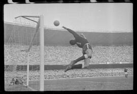 Fotografia "FUTEBOL = 'CAMPEONATO CARIOCA DE PROFISSIONAIS' Jogo Flamengo x Botafogo (3 x 1), America x Portuguesa (2 x 1), Madureira x Bangu (1 x 2), C. Grande x S. Cristovão (1 x 0) e C. Rio x Olaria (1 x 7), Reportagem de Esporte" ([Local n/d] , 1963) [negativo]. / Fotógrafo(a): Equipe.  -- ITEM-0282.