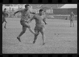 Fotografia "FUTEBOL = FLAMENGO F.C.' treino do Flamengo no Campo do Vasco da Gama" ([Local n/d] , 1963) [negativo]. / Fotógrafo(a): Demócrito Bezerra.  -- ITEM-0016.