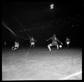 Fotografia "Futebol - São Paulo. Jogo São Paulo x Palmeiras, Esportes" ([Local n/d] , [Data n/d]) [negativo]. / Fotógrafo(a): Equipe.  -- ITEM-0017.