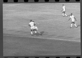 Fotografia "CAMPEONATO CARIOCA DE PROFISSIONAIS DE 1963' (1º Turno) Jogo Bangú x S. Cristovão (3 x 0)" ([Local n/d] , 1963) [negativo]. / Fotógrafo(a): Rodolfo.  -- ITEM-0002.