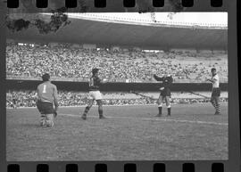 Fotografia "CAPEONATO [CAMPEONATO] CARIOCA DE 1963' (PROFISSIONAIS) (1º Turno) Jogo Famengo [Flamengo] x Campo Grande (5 x 0); Jogo Flamengo e Campo Grande, Reportagem de Esporte" ([Local n/d] , 1963) [negativo]. / Fotógrafo(a): Ribeiro; Demócrito.  -- ITEM-0060.