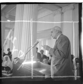 Fotografia "CONGR. INTER. DA FAMÍLIA; 'CONGRESSO INTERNACIONAL DA FAMÍLIA' Inauguração do Congresso Internacional da Família no Hotel Glória tendo usado da palavra o Prof. Heli Menegale, representante do Presidente JG.)" ([Local n/d] , 1963) [negativo]. / Fotógrafo(a): Rodolfo.  -- ITEM-0004.