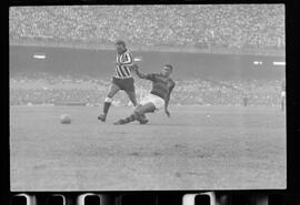 Fotografia "FUTEBOL = 'CAMPEONATO CARIOCA DE PROFISSIONAIS' Jogo Flamengo x Botafogo (3 x 1), America x Portuguesa (2 x 1), Madureira x Bangu (1 x 2), C. Grande x S. Cristovão (1 x 0) e C. Rio x Olaria (1 x 7), Reportagem de Esporte" ([Local n/d] , 1963) [negativo]. / Fotógrafo(a): Equipe.  -- ITEM-0295.