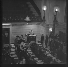 Fotografia "DISCURSO DEP. GAMA FILHO; 'ASSEMBLÉIA LEGISLATIVA' Discurso do Deputado Gama Filho na tribuna da Assembléia Legislativa" ([Local n/d] , 1963) [negativo]. / Fotógrafo(a): Luiz Santos.  -- ITEM-0003.