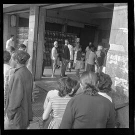 Fotografia "Abastecimento' 'Leite' Rep. s 'Leite' (Reportagem com a falta de leite), Reportagem de Carlos Areias" ([Local n/d] , 1963) [negativo]. / Fotógrafo(a): Ferreira.  -- ITEM-0004.