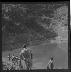 Fotografia "Manobras em Ribeirão das Lages (Paraquedistas: Sobrevivência na Selva operação); 'PARAQUEDISTAS' PARAQUEDISTAS em manobra em Ribeirão das Lages" ([Local n/d] , 1963) [negativo]. / Fotógrafo(a): Méra; Caban.  -- ITEM-0052.