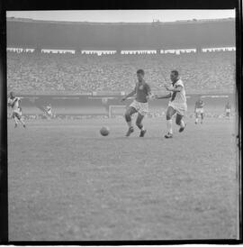 Fotografia "CAMPEONATO CARIOCA DE PROFISSIONAIS DE 1963 (1º TURNO) Jogos - Campeonato Carioca. Flamengo x Madureira (5 x 0) - Vasco x América (2 x 0) e Fluminense x Portuguesa (1 x 1). e Peter Kedzierski, homem voador dos EUA, (Vôo)" ([Local n/d] , 1963) [negativo]. / Fotógrafo(a): Equipe.  -- ITEM-0151.