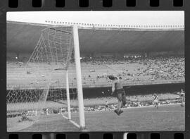 Fotografia "CAMPEONATO CARIOCA DE PROFISSIONAIS DE 1963' (1º Turno) Jogo Vasco da Gama x Olaria (1 x 0) no Maracanã" ([Local n/d] , 1963) [negativo]. / Fotógrafo(a): Demócrito; Ribeiro.  -- ITEM-0062.