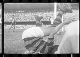 Fotografia "CAPEONATO [CAMPEONATO] CARIOCA DE 1963' (PROFISSIONAIS) (1º Turno) Jogo Famengo [Flamengo] x Campo Grande (5 x 0); Jogo Flamengo e Campo Grande, Reportagem de Esporte" ([Local n/d] , 1963) [negativo]. / Fotógrafo(a): Ribeiro; Demócrito.  -- ITEM-0030.