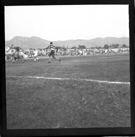 Fotografia "FUTEBOL = 'CAMPEONATO CARIOCA DE PROFISSIONAIS' Jogo Flamengo x Botafogo (3 x 1), America x Portuguesa (2 x 1), Madureira x Bangu (1 x 2), C. Grande x S. Cristovão (1 x 0) e C. Rio x Olaria (1 x 7), Reportagem de Esporte" ([Local n/d] , 1963) [negativo]. / Fotógrafo(a): Equipe.  -- ITEM-0304.