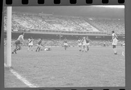 Fotografia "Jogos Campeonato Carioca; 'CAMPEONATO CARIOCA DE 1963' de PROFISSIONAIS (1º Turno) Jogos Vasco x Fluminense (3 x 1) Botafogo x Canto do Rio (3 x 0) America x Madureira (5 x 2) e Olaria x Portuguesa, Reportagem de Esporte" ([Local n/d] , 1963) [negativo]. / Fotógrafo(a): Equipe.  -- ITEM-0046.