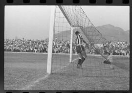 Fotografia "CAMPEONATO CARIOCA DE PROFISSIONAIS DE 1963' (1º TURNO) Jogo Botafogo x Campo Grande (2 x 0)" ([Local n/d] , 1963) [negativo]. / Fotógrafo(a): Demócrito; Ribeiro.  -- ITEM-0028.