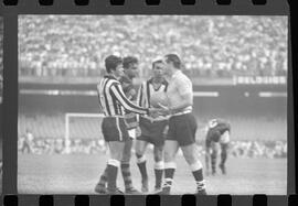 Fotografia "FUTEBOL = 'CAMPEONATO CARIOCA DE PROFISSIONAIS' Jogo Flamengo x Botafogo (3 x 1), America x Portuguesa (2 x 1), Madureira x Bangu (1 x 2), C. Grande x S. Cristovão (1 x 0) e C. Rio x Olaria (1 x 7), Reportagem de Esporte" ([Local n/d] , 1963) [negativo]. / Fotógrafo(a): Equipe.  -- ITEM-0046.