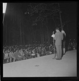 Fotografia "CONGRESSO FAMILIAR CRISTÃO NA PUC; 'ENCONTRO LATINO AMERICANO DE FAMÍLIAS CRISTÃS' CONGRESSO FAMILIAR CRISTÃO NA PUC (Missa), Reportagem de Zé Carlos" ([Local n/d] , 1963) [negativo]. / Fotógrafo(a): Roberto.  -- ITEM-0003.