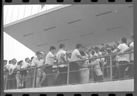 Fotografia "CAMPEONATO CARIOCA DE PROFISSIONAIS DE 1963' (1º TURNO) Jogo Botafogo x Campo Grande (2 x 0)" ([Local n/d] , 1963) [negativo]. / Fotógrafo(a): Demócrito; Ribeiro.  -- ITEM-0039.