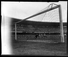 Fotografia "Esporte Futebol - Vasco x Palmeiras" ([Local n/d] , [Data n/d]) [negativo]. / Fotógrafo(a): [Autoria n/d].  -- ITEM-0003.