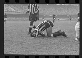 Fotografia "FUTEBOL = 'CAMPEONATO CARIOCA DE PROFISSIONAIS' Jogo Flamengo x Botafogo (3 x 1), America x Portuguesa (2 x 1), Madureira x Bangu (1 x 2), C. Grande x S. Cristovão (1 x 0) e C. Rio x Olaria (1 x 7), Reportagem de Esporte" ([Local n/d] , 1963) [negativo]. / Fotógrafo(a): Equipe.  -- ITEM-0234.