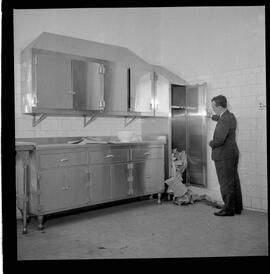 Fotografia "Calamidades em hospitais da [G.P.] rep. para IB Teixeira; 'HOSPITAL PEDRO ERNESTO' Hospital Pedro Ernesto, rep. s/ 'calamidade' (Reportagem com o Deputado Ib Teixeira), Reportagem de Ib Teixeira" ([Local n/d] , 1963) [negativo]. / Fotógrafo(a): Méra.  -- ITEM-0030.