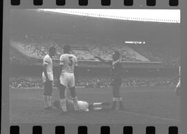 Fotografia "FLUMINENSE X BONSUCESSO; 'CAPEONATO [CAMPEONATO] CARIOCA DE FUTEBOL PROFISSIONAIS' Jogo no Maracanã - Fluminense x Bonsucesso (3x0), sendo que este jogo foi anulado devido a irregularidade havida), Reportagem de Esporte" ([Local n/d] , 1963) [negativo]. / Fotógrafo(a): Demócrito; Ribeiro.  -- ITEM-0004.