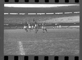 Fotografia "FLUMINENSE X BONSUCESSO; 'CAPEONATO [CAMPEONATO] CARIOCA DE FUTEBOL PROFISSIONAIS' Jogo no Maracanã - Fluminense x Bonsucesso (3x0), sendo que este jogo foi anulado devido a irregularidade havida), Reportagem de Esporte" ([Local n/d] , 1963) [negativo]. / Fotógrafo(a): Demócrito; Ribeiro.  -- ITEM-0023.