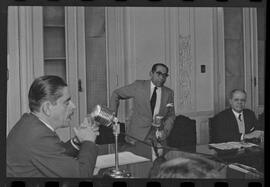 Fotografia "CPI QUE INVESTIGA ORGANISMO DE PRESSÃO AO CONGRESSO BRASILEIRO' Assembléia - CPI - Depoimentos de Santos Vallis e Dante Pelacani, Reportagem de Nelson Silva" ([Local n/d] , 1963) [negativo]. / Fotógrafo(a): Paulo Reis.  -- ITEM-0007.