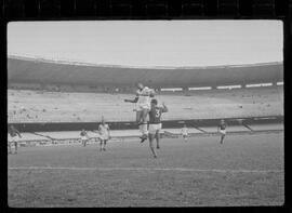 Fotografia "FLUMINENSE X BONSUCESSO; 'CAPEONATO [CAMPEONATO] CARIOCA DE FUTEBOL PROFISSIONAIS' Jogo no Maracanã - Fluminense x Bonsucesso (3x0), sendo que este jogo foi anulado devido a irregularidade havida), Reportagem de Esporte" ([Local n/d] , 1963) [negativo]. / Fotógrafo(a): Demócrito; Ribeiro.  -- ITEM-0055.