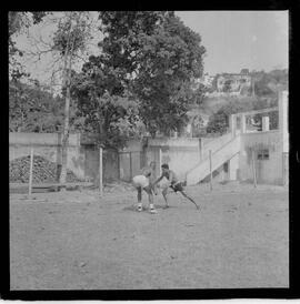 Fotografia "Botafogo F. R.' Garrincha e Quarentinha em treino especial com o preparador físico Adalberto" ([Local n/d] , 1963) [negativo]. / Fotógrafo(a): Democrito.  -- ITEM-0004.