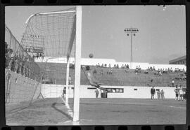 Fotografia "Jogos Campeonato Carioca; 'CAMPEONATO CARIOCA DE 1963' de PROFISSIONAIS (1º Turno) Jogos Vasco x Fluminense (3 x 1) Botafogo x Canto do Rio (3 x 0) America x Madureira (5 x 2) e Olaria x Portuguesa, Reportagem de Esporte" ([Local n/d] , 1963) [negativo]. / Fotógrafo(a): Equipe.  -- ITEM-0151.