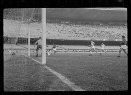 Fotografia "FLUMINENSE X BONSUCESSO; 'CAPEONATO [CAMPEONATO] CARIOCA DE FUTEBOL PROFISSIONAIS' Jogo no Maracanã - Fluminense x Bonsucesso (3x0), sendo que este jogo foi anulado devido a irregularidade havida), Reportagem de Esporte" ([Local n/d] , 1963) [negativo]. / Fotógrafo(a): Demócrito; Ribeiro.  -- ITEM-0054.