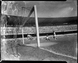 Fotografia "Esporte - Futebol / América x Bangú" ([Local n/d] , [Data n/d]) [negativo]. / Fotógrafo(a): Angelo.  -- ITEM-0001.