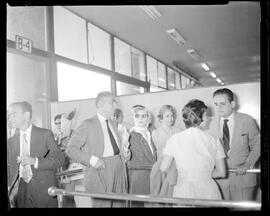 Fotografia "Embarque dos Srs. Samuel Wainer e Paulo da Silveira no Aeroporto Santos Dumont" ([Local n/d] , [Data n/d]) [negativo]. / Fotógrafo(a): [Autoria n/d].  -- ITEM-0005.