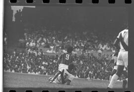 Fotografia "Jogos Campeonato Carioca; 'CAMPEONATO CARIOCA DE 1963' de PROFISSIONAIS (1º Turno) Jogos Vasco x Fluminense (3 x 1) Botafogo x Canto do Rio (3 x 0) America x Madureira (5 x 2) e Olaria x Portuguesa, Reportagem de Esporte" ([Local n/d] , 1963) [negativo]. / Fotógrafo(a): Equipe.  -- ITEM-0027.