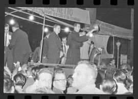 Fotografia "Comício; 'COMÍCIOS' Comício Amaral Neto no Largo do Machado" ([Local n/d] , 1963) [negativo]. / Fotógrafo(a): Veneziano.  -- ITEM-0004.