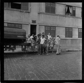 Fotografia "Falta D'Água c/ Wilson Corrêa; 'FALTA D'ÁGUA' Rep. c/ Falta de Água em Del Castilho e diversos bairros da cidade, Reportagem de Wilson Corrêa" ([Local n/d] , 1963) [negativo]. / Fotógrafo(a): Méra.  -- ITEM-0003.